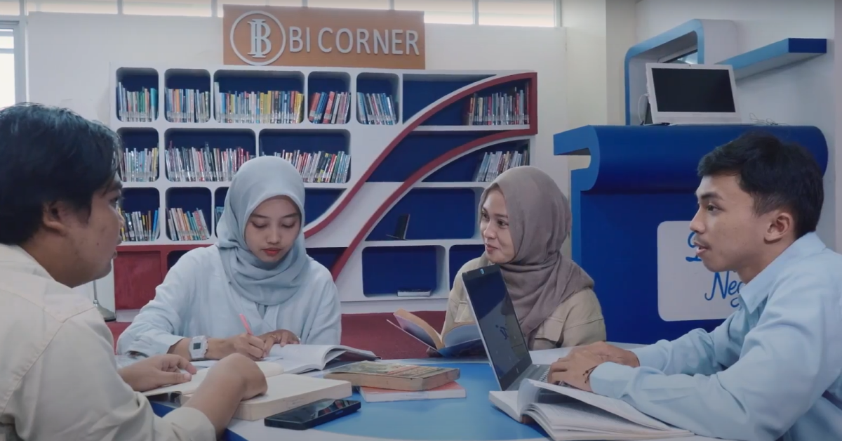 "Library Anywhere" merupakan komitmen untuk memastikan bahwa akses sumber daya perpustakaan dapat dijangkau dari mana saja dan kapan saja.