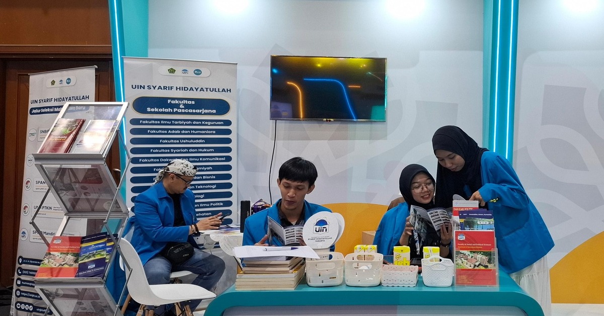 Pelajar Jabodetabek Sambangi Stand Pameran UIN Jakarta 