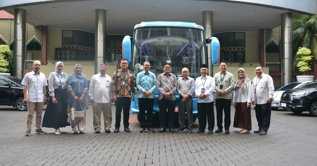 Dukung Mobilitas dan Layanan Pendidikan, Bank Muamalat Serahkan Bus Operasional untuk UIN Jakarta